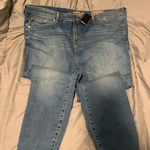 **NEW***TORRID Midfit super skinny Jean// Super soft